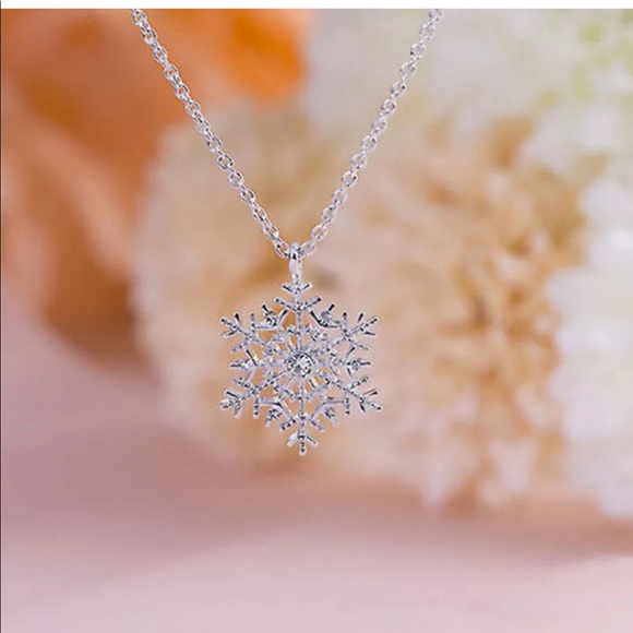 Frozen Snowflake crystal necklace - Picture 6 of 8